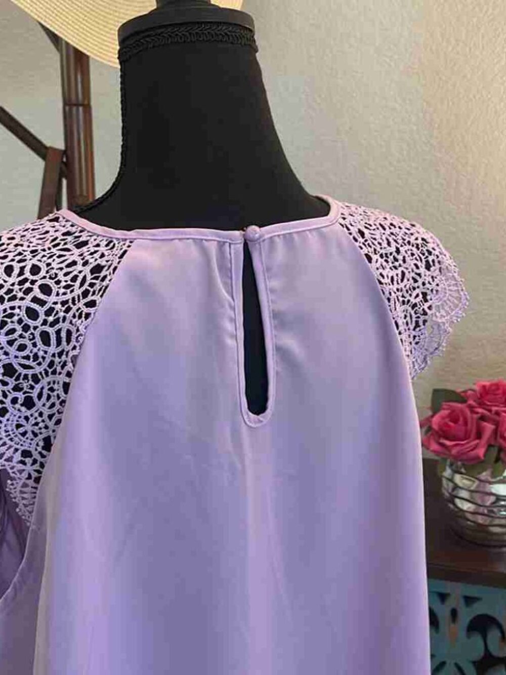 Plus Keyhole Neck Guipure Lace Keyhole Back Sleeve Blouse - Picture 3 of 4